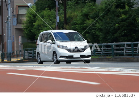 走行中のミニバン 116683337