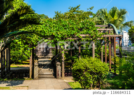 長崎出島 和蘭商館跡 キャピタン橋と葡萄棚　【長崎市】 116684311