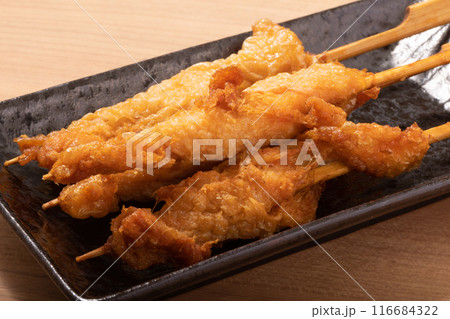 鶏皮包み揚げ串(鶏肉の鶏皮包み揚げ) 鶏皮包み揚げ串(鶏肉の鶏皮包み揚げ) 116684322