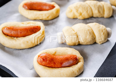 焼く前の手作り惣菜パン 116684687