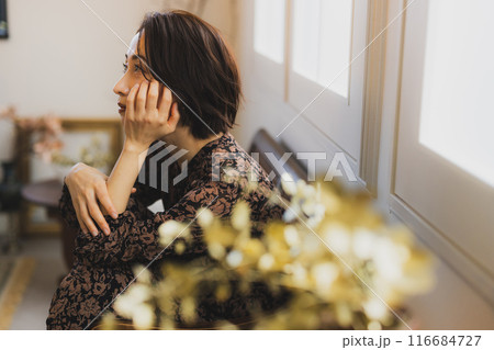 オシャレな部屋でくつろぐ女性 116684727