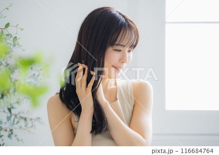 若い女性のヘアケアイメージ  116684764