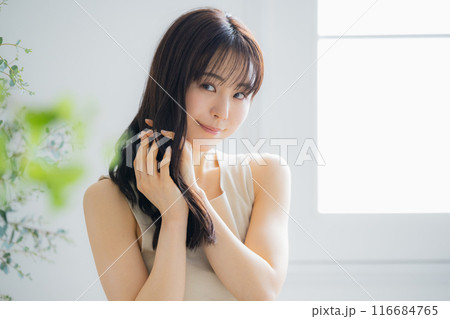 若い女性のヘアケアイメージ  116684765