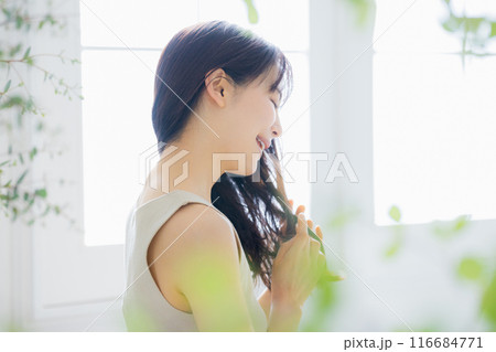 若い女性のヘアケアイメージ 若い女性のヘアケアイメージ 116684771