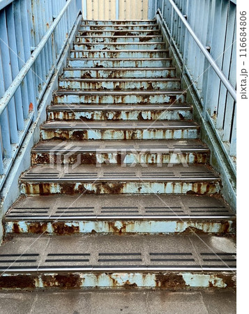 錆びた歩道橋の階段 116684806