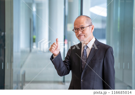 いいねポーズをする男性社長 116685014