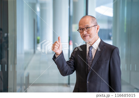 いいねポーズをする男性社長 116685015