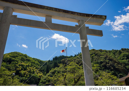 〈島根県〉熊野大社　二の鳥居と日の丸国旗 116685234