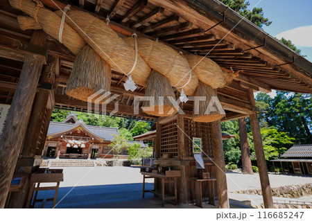〈島根県〉熊野大社　随神門の大注連縄 116685247
