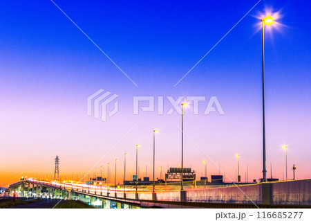 ハイウェイの夕暮れイメージ ハイウェイの夕暮れイメージ 116685277