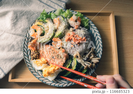 手作りワンプレートを食べるところ 手作りワンプレートを食べるところ 116685323