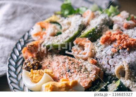 粉チーズをかけたワンプレートごはん 116685327