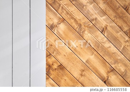 A portion of metal and wooden outdoor gate 116685558