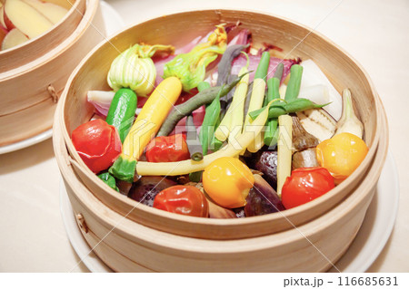 カラフルなオーガニック夏野菜のせいろ蒸し 116685631
