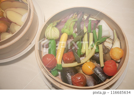 カラフルなオーガニック夏野菜のせいろ蒸し 116685634