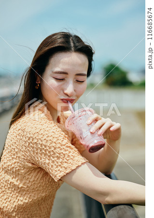ジュースを飲む若い女性 ジュースを飲む若い女性 116685674