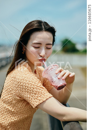 ジュースを飲む若い女性 ジュースを飲む若い女性 116685675