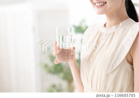 水を飲む女性 水を飲む女性 116685785