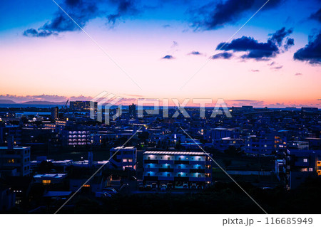 高台から眺める糸満市の夕焼け 高台から眺める糸満市の夕焼け 116685949