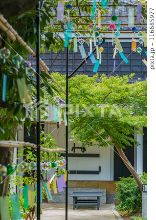 夏の半六庭園、風鈴かざり〈愛知県半田市〉 116685977