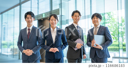 4人の男女のビジネスマン 116686183