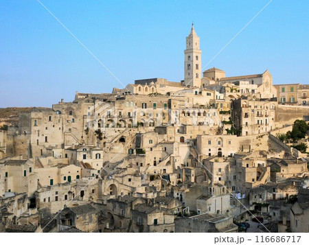 美しいマテーラの町並みと夏の青空　（イタリア） 116686717