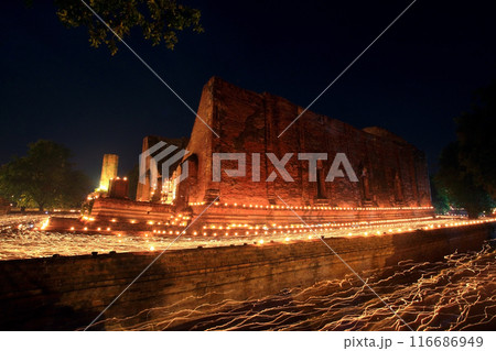 Buddhist people walk with candles at wat Maheyong, Ayutthaya 116686949