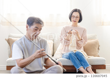 休日をリビングで過ごすミドル夫婦 休日をリビングで過ごすミドル夫婦 116687045