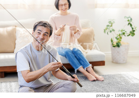 休日をリビングで過ごすミドル夫婦 116687049