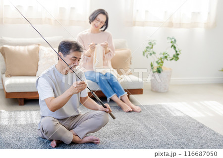 休日をリビングで過ごすミドル夫婦 116687050