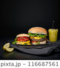 美味しそうなハンバーガーとジュース 116687561