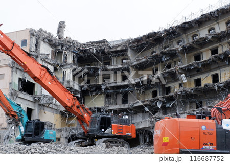 解体中のビル 解体中のビル 116687752