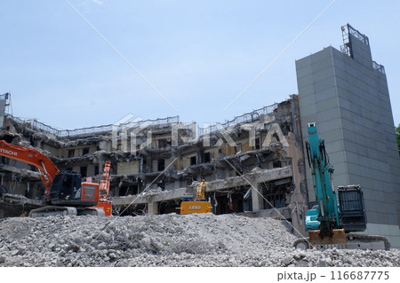 解体中のビル 116687775