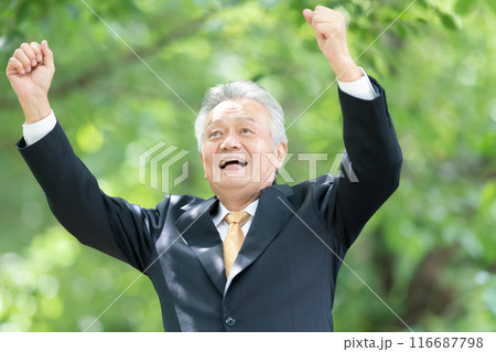 伸びをするビジネスマン　新緑 116687798