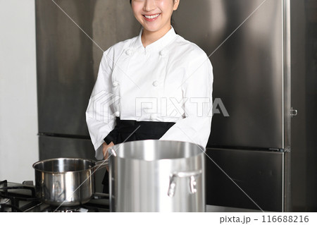 厨房で調理する若いアジア人の女性調理師 厨房で調理する若いアジア人の女性調理師 116688216