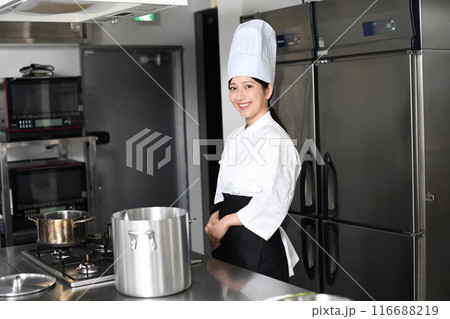 厨房で調理する若いアジア人の女性調理師 116688219