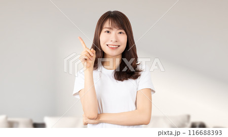 人差し指を立てて案内する笑顔の日本人女性 116688393