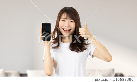 スマホを持っていいね!のポーズをする笑顔の日本人女性 スマホを持っていいね!のポーズをする笑顔の日本人女性 116688396