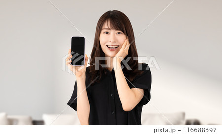 スマホを持って驚き喜ぶ笑顔の日本人女性 116688397