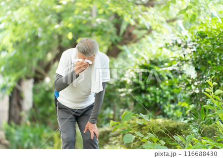 ジョギングするシニア男性 息切れ ジョギングするシニア男性 息切れ 116688430