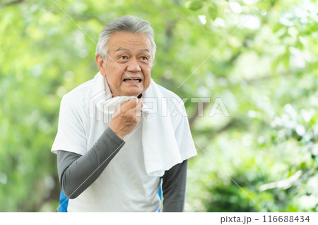 ジョギングするシニア男性　息切れ 116688434