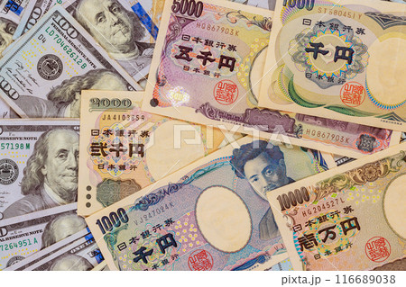 When Japan experiences inflation, it invests its savings by purchasing dollars in United States When Japan experiences inflation, it invests its savings by purchasing dollars in United States 116689038