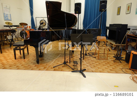 多くの子供たちが歌ったり楽器を演奏したりした音楽室 多くの子供たちが歌ったり楽器を演奏したりした音楽室 116689101