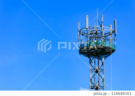 緑色のネットを付けている携帯電話基地局 緑色のネットを付けている携帯電話基地局 116689161