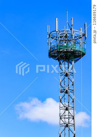 緑色のネットを付けている携帯電話基地局 緑色のネットを付けている携帯電話基地局 116689179
