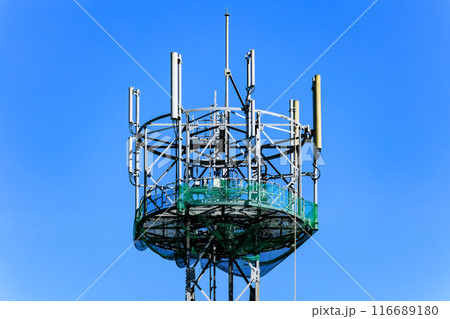 緑色のネットを付けている携帯電話基地局 緑色のネットを付けている携帯電話基地局 116689180