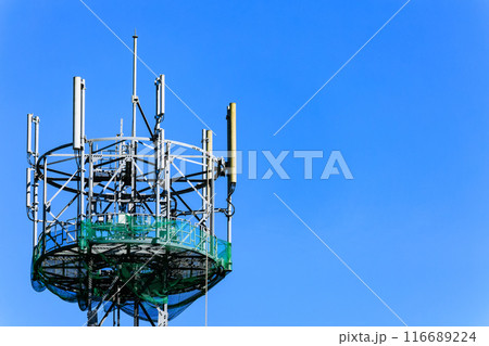 緑色のネットを付けている携帯電話基地局 緑色のネットを付けている携帯電話基地局 116689224