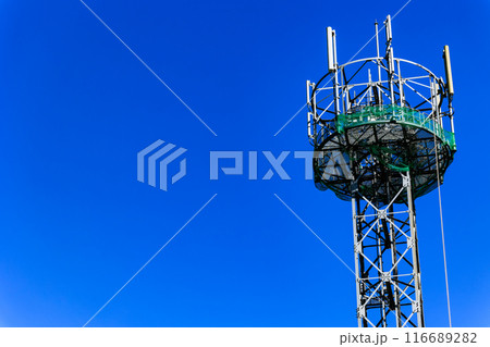 緑色のネットを付けている携帯電話基地局 116689282