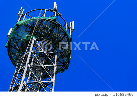緑色のネットを付けている携帯電話基地局 緑色のネットを付けている携帯電話基地局 116689469