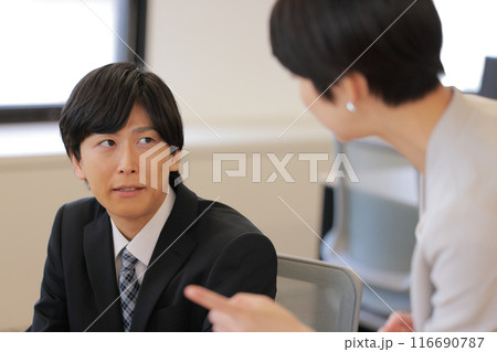 女性上司からダメ出しに顔がこわばるビジネスマン_1 116690787